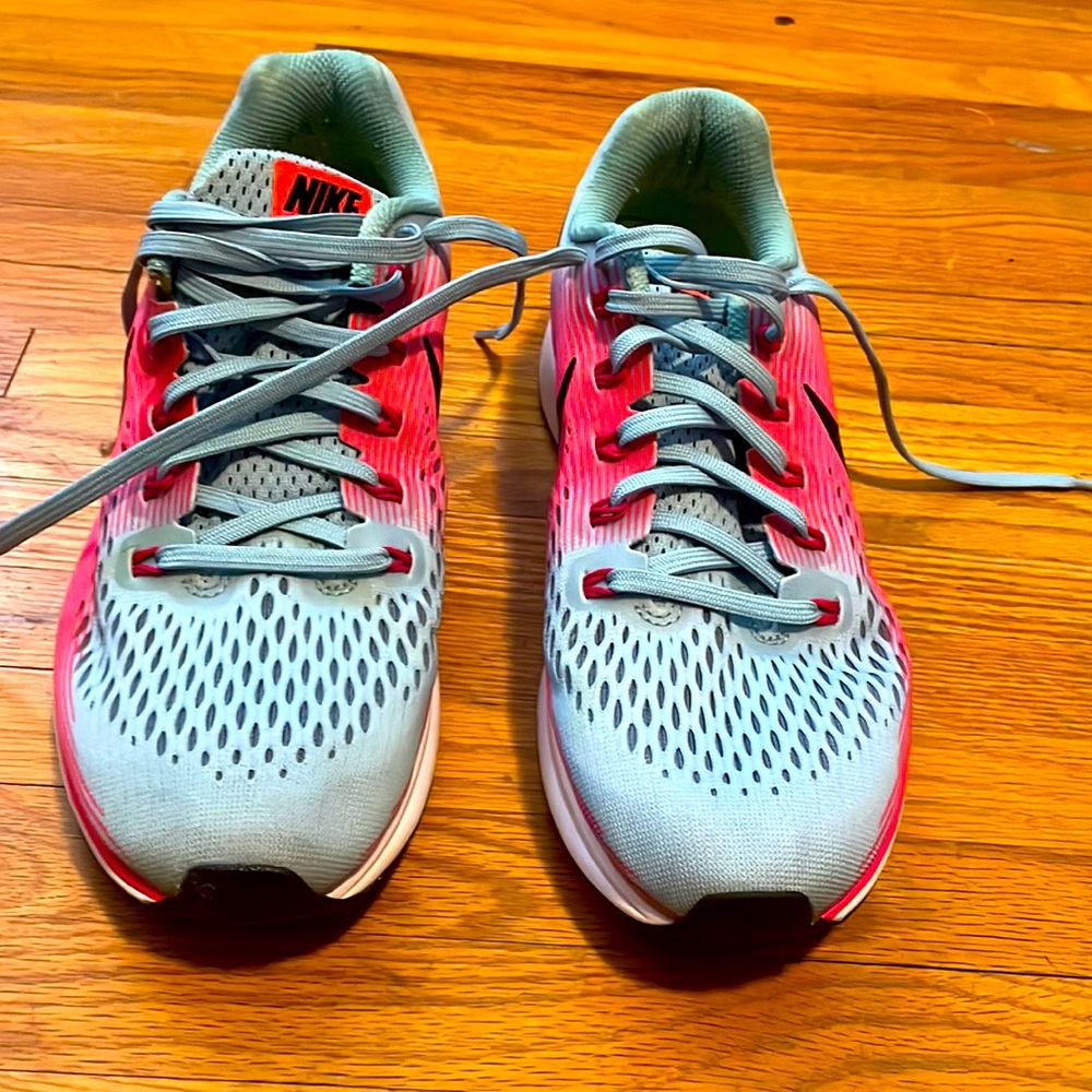 Tennis shoes